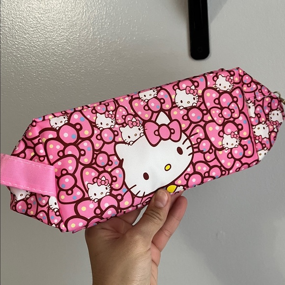 Hello Kitty Handbags - 5/$25🎀 Hello Kitty Pink Bow Cosmetics bag